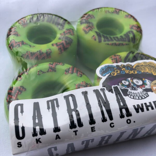 Catrina-Serpiente-AmarilloVerde-Ruedas-54mm-100A2-scaled-1-1.jpg Catrina Serpiente Amarillo/Verde Ruedas 54mm 100A
